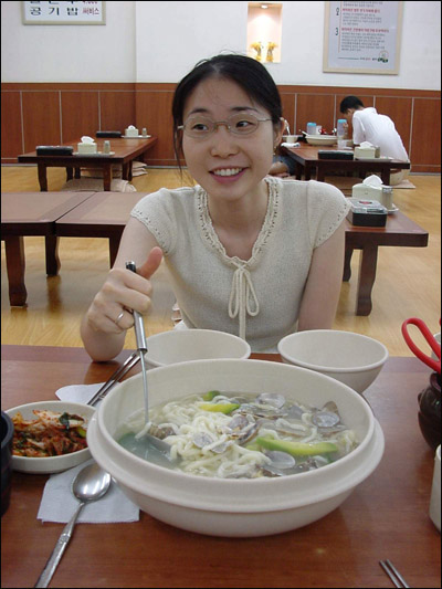 칼국수 집에서 어느 아주머니가 우리 부부를 알아보셨다. 이에 멋쩍어하는 아내 모습 